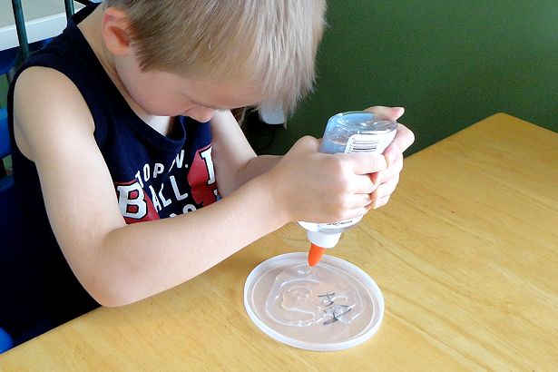 Mother's Day Craft Sun Catcher - Fill Lid with Glue